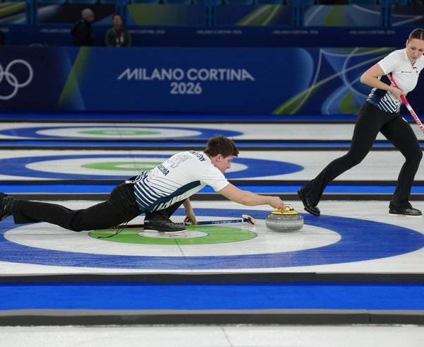 Vítězná euforie. Julie Zelingrová a Vít Chabičovský porazili korejský pár a slaví první výhru na olympijských hrách.