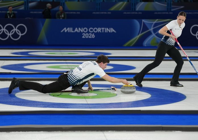 Vítězná euforie. Julie Zelingrová a Vít Chabičovský porazili korejský pár a slaví první výhru na olympijských hrách.