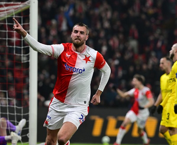 U všeho. Tomáš Chorý vstřelil úvodní dvě branky sešívaných, u třetího gólu šikovně přepustil pas na zakončujícího Sadílka.