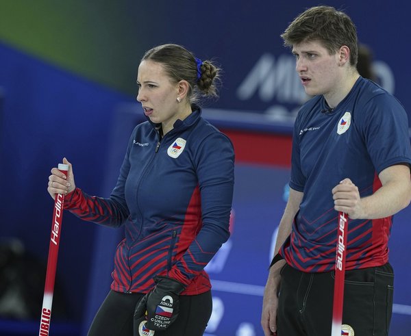 Vyřazeni. České duo Julie Zelingrová - Vít Chabičovský  ztratilo po porážce se Švýcarskem šanci na postup do play-off olympijského turnaje.