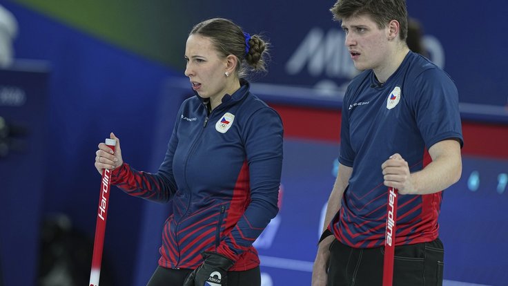 Vyřazeni. České duo Julie Zelingrová - Vít Chabičovský  ztratilo po porážce se Švýcarskem šanci na postup do play-off olympijského turnaje.