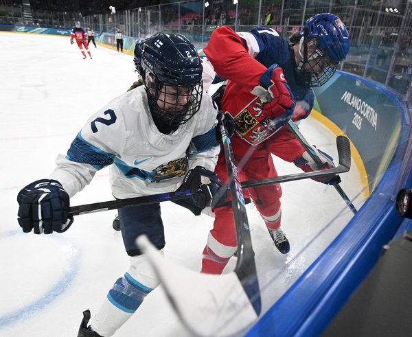 Sini Karjalainenová z Finska s českou hráčkou Klárou Seroiszkovou.