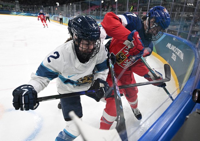 Sini Karjalainenová z Finska s českou hráčkou Klárou Seroiszkovou.