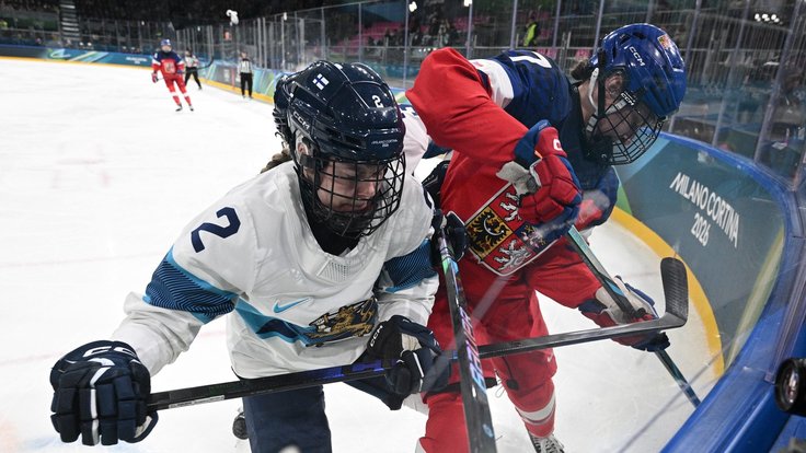 Sini Karjalainenová z Finska s českou hráčkou Klárou Seroiszkovou.