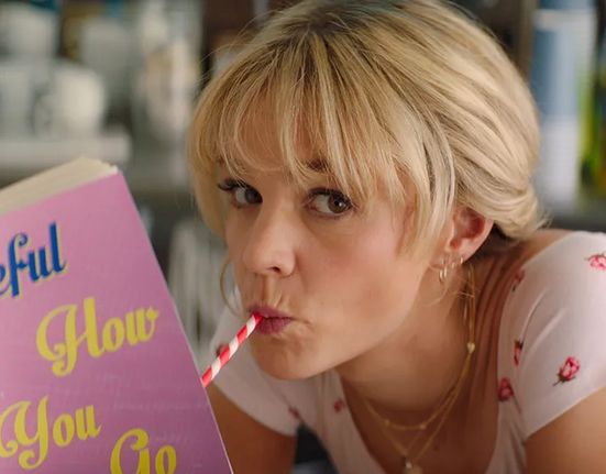 Carey Mulligan ve filmu Nadějná mladá žena (2020)