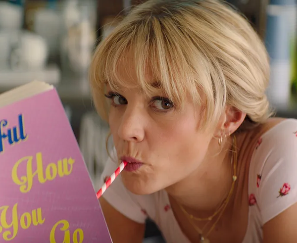 Carey Mulligan ve filmu Nadějná mladá žena (2020)
