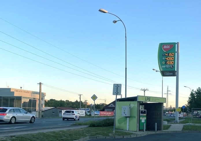 Na čerpací stanici Mol v Plzni v Jateční ulici je nafta o korunu dražší než benzín (20. 9. 2023)