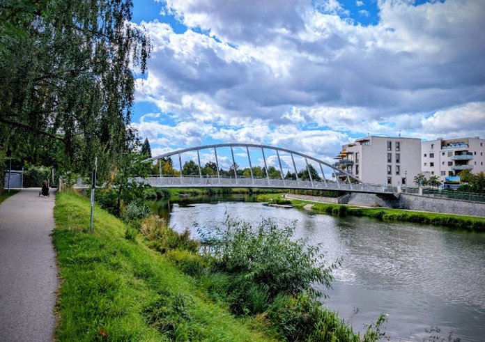 Lávka přes Vltavu v ulici Emila Pittera