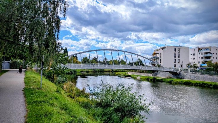 Lávka přes Vltavu v ulici Emila Pittera