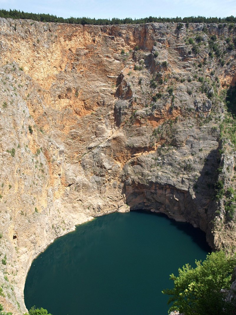red-lake-2760097_1280