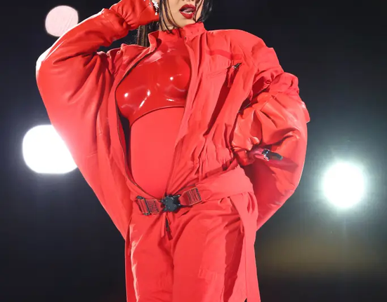 Rihanna na letošním Super Bowlu.