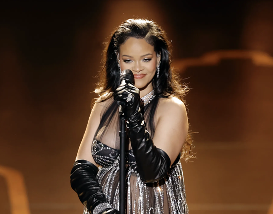 Rihanna na letošních Oscarech zazpívala píseň Lift Me Up z druhého Black Panthera.