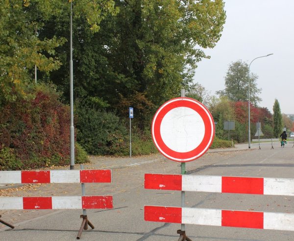 road_closed_sign_warning_construction_detour_roadblock_closed_sign-369902