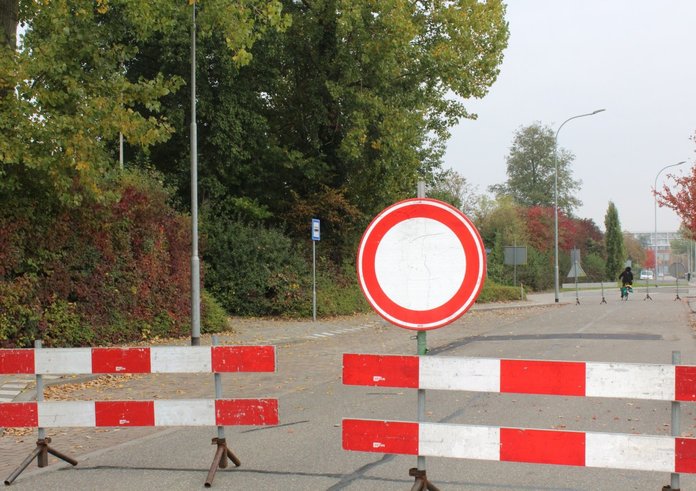 road_closed_sign_warning_construction_detour_roadblock_closed_sign-369902