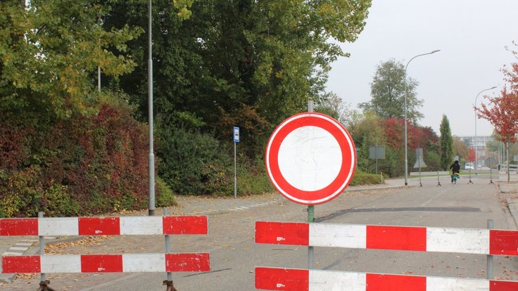 road_closed_sign_warning_construction_detour_roadblock_closed_sign-369902