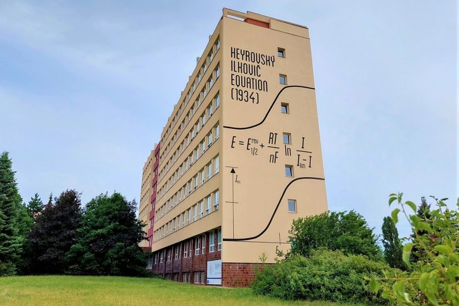 rovnice na fasade (AVCR)