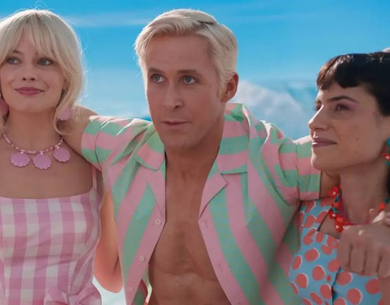 Margot Robbie a Ryan Gosling ve filmu Barbie.