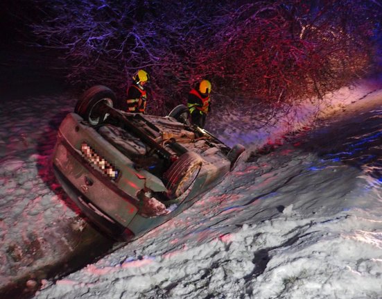 Dopravní nehody na zasněžených silnicích (12. 12. 2022)