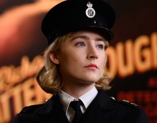 Saoirse Ronan ve filmu Vražda v Londýně (2022)
