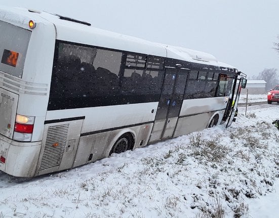 Dopravní nehody na zasněžených silnicích (12. 12. 2022)