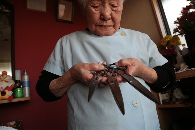 shitsui-hakoishi-holding-three-scissors