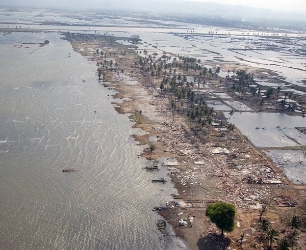 Následky ničivého tsunami na Sumatře na Vánoce 2004.