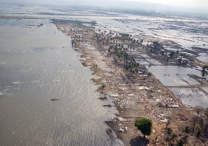 Následky ničivého tsunami na Sumatře na Vánoce 2004.