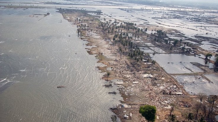 Následky ničivého tsunami na Sumatře na Vánoce 2004.