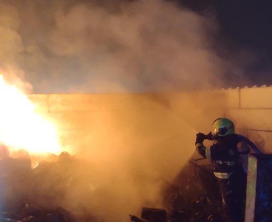 size3-17629375830255-239-v-arealu-veznice-horela-skladka-elektroodpadu-zasahovalo-pet-jednotek-hasicu