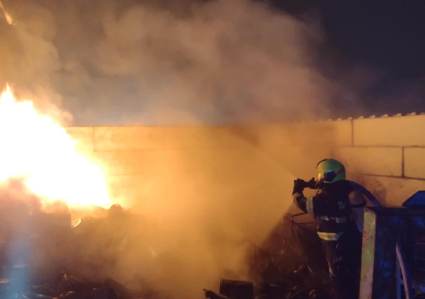 size3-17629375830255-239-v-arealu-veznice-horela-skladka-elektroodpadu-zasahovalo-pet-jednotek-hasicu