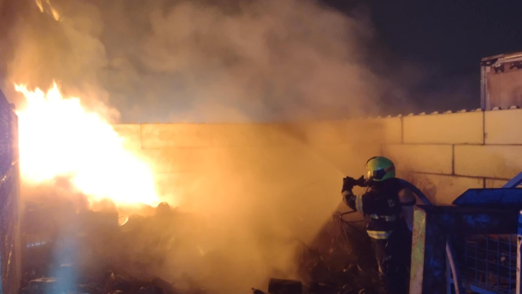 size3-17629375830255-239-v-arealu-veznice-horela-skladka-elektroodpadu-zasahovalo-pet-jednotek-hasicu