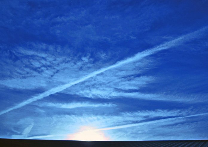 sky_blue_bright_clouds_lines_streaks_white_glistening-932450