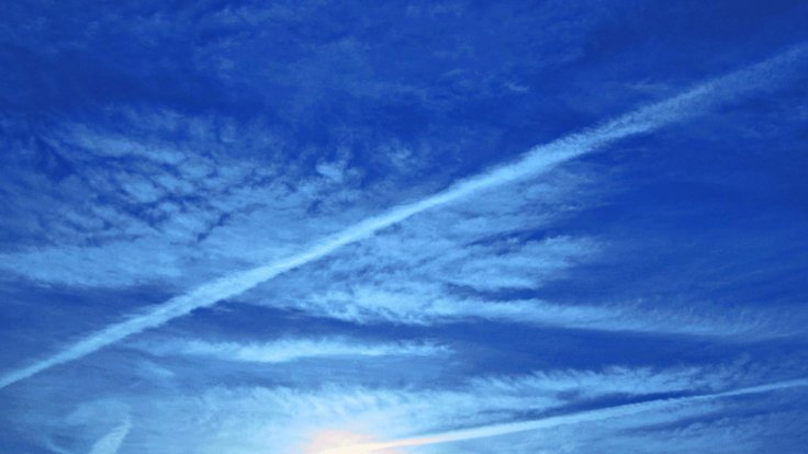 sky_blue_bright_clouds_lines_streaks_white_glistening-932450