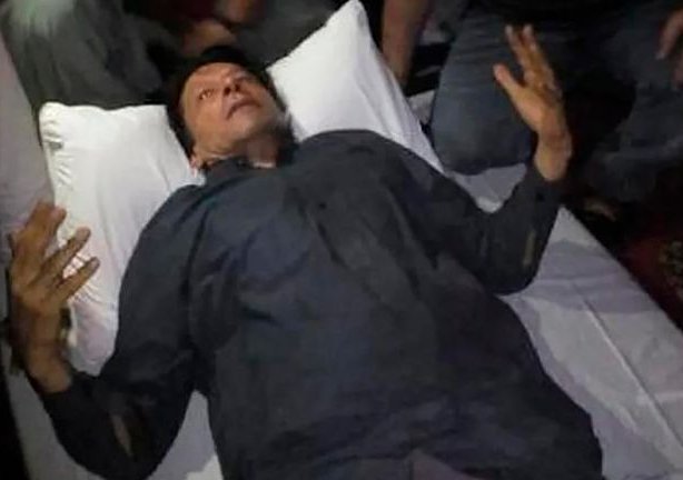 Imran Khan postřelen při protestním průvodu