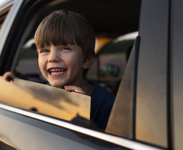 smiley-kid-car-window