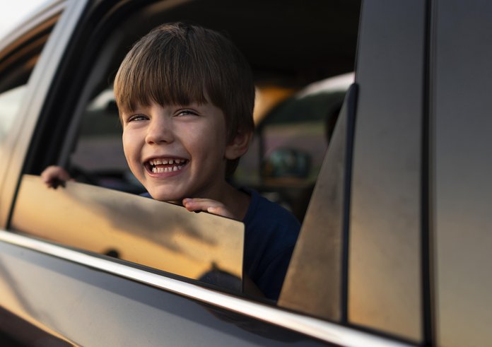 smiley-kid-car-window