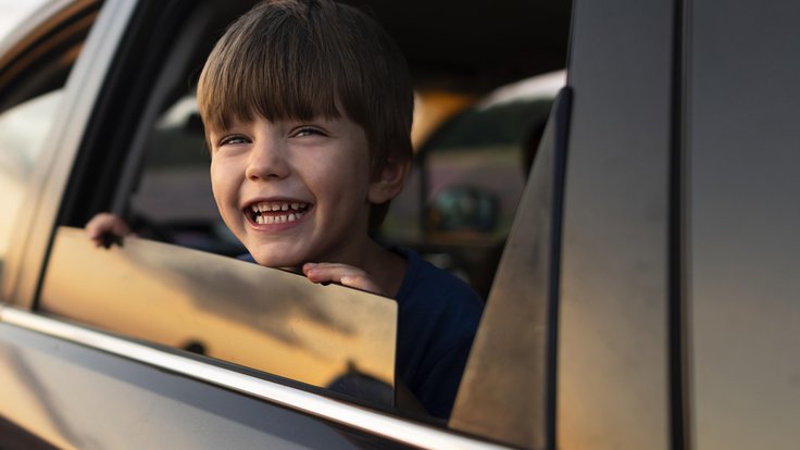 smiley-kid-car-window