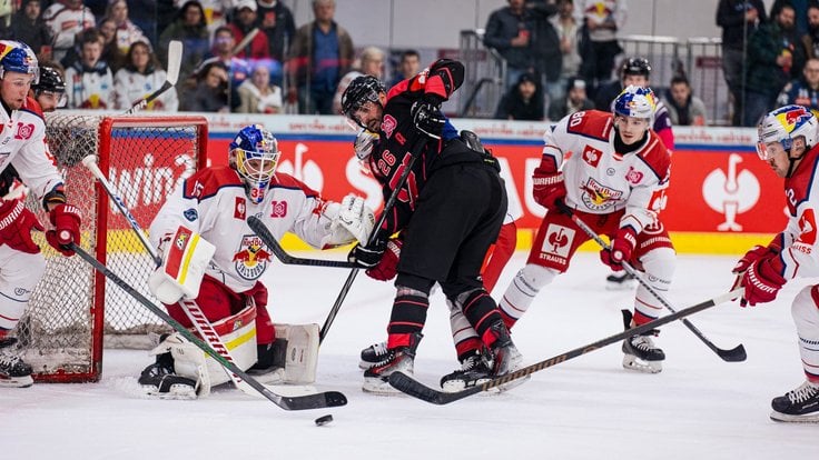 Michal Řepík před brankářem Salzburgu