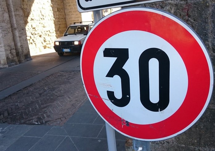 speed_limit_roadsign_car_street_sign_symbol_slow-749598