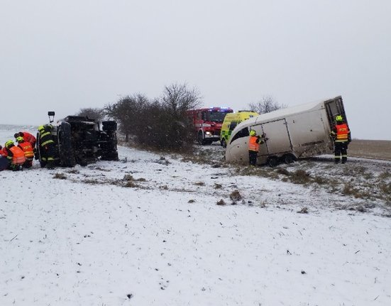 Dopravní nehody na zasněžených silnicích (12. 12. 2022)