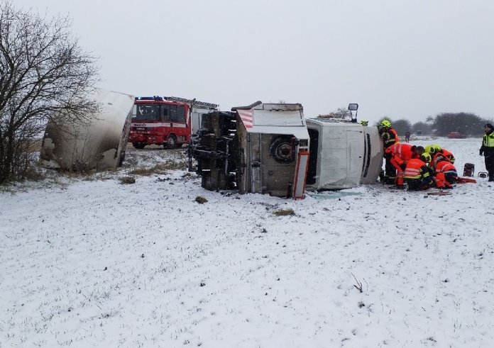 Nehoda na silnici z Komárova směrem na Dolní Ředice (12. 12. 2022)