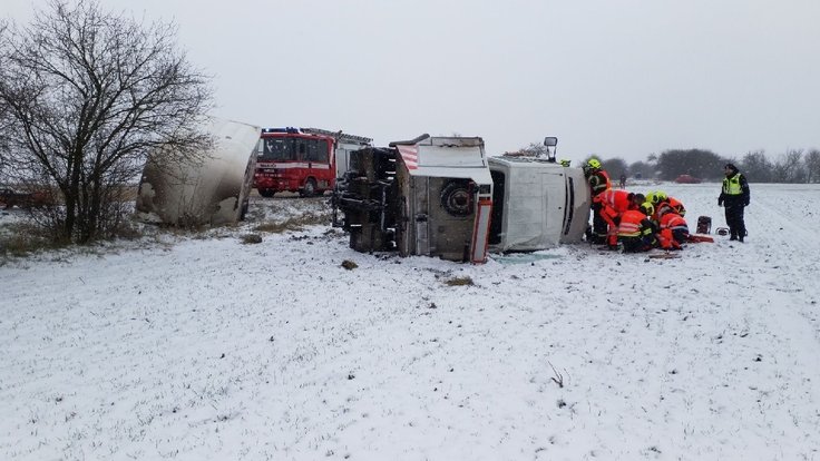 Nehoda na silnici z Komárova směrem na Dolní Ředice (12. 12. 2022)