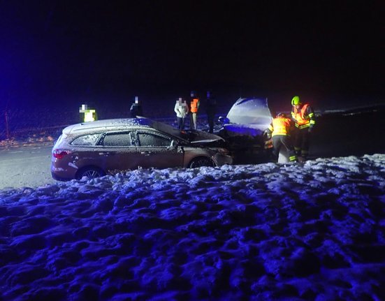 Dopravní nehody na zasněžených silnicích (12. 12. 2022).