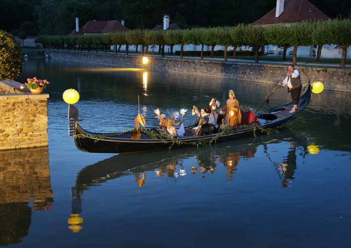 Program „A noc bude mým světlem“ na zámku Kratochvíle.