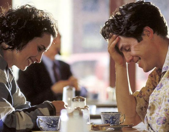 Hugh Grant a Andie MacDowell ve filmu Čtyři svatby a jeden pohřeb