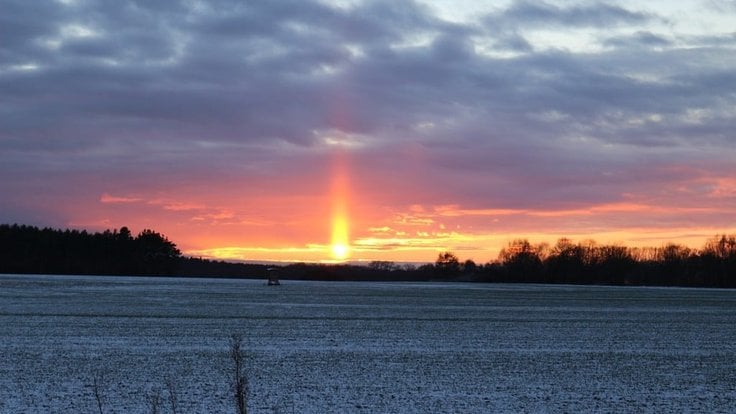 sunpillar-weather-phenomenon-wintry-travel-vacation-18cfe1-1024