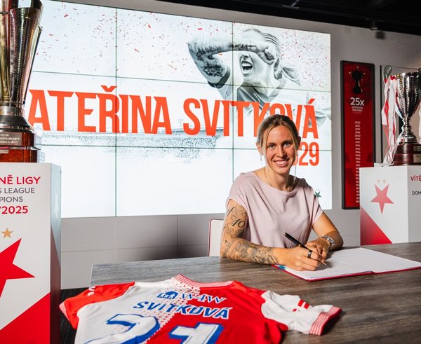 Kateřina Svitková při podpisu smlouvy