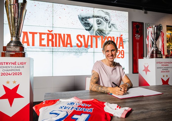 Kateřina Svitková při podpisu smlouvy