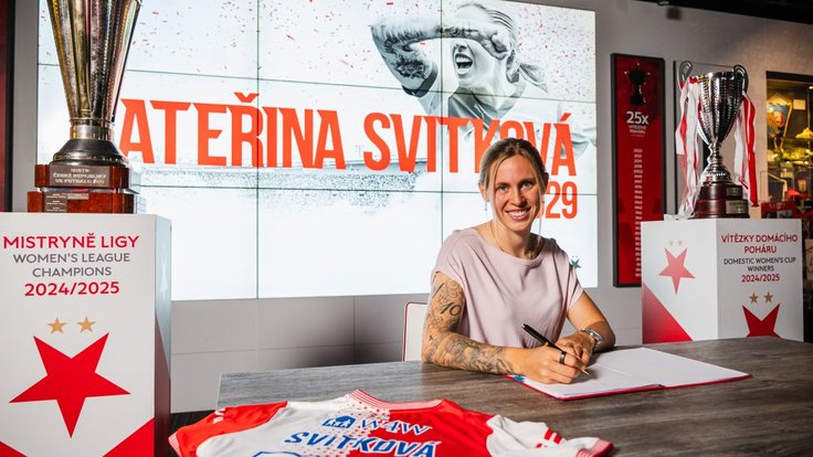Kateřina Svitková při podpisu smlouvy