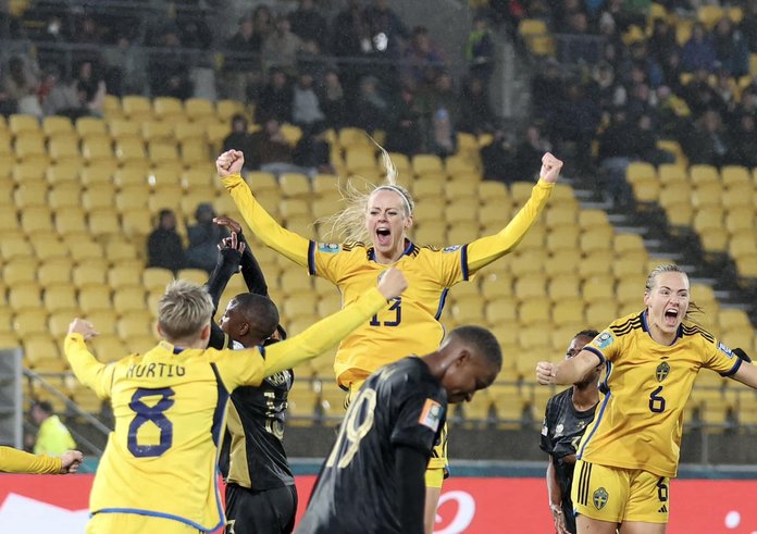 Švédské fotbalisty slaví gól